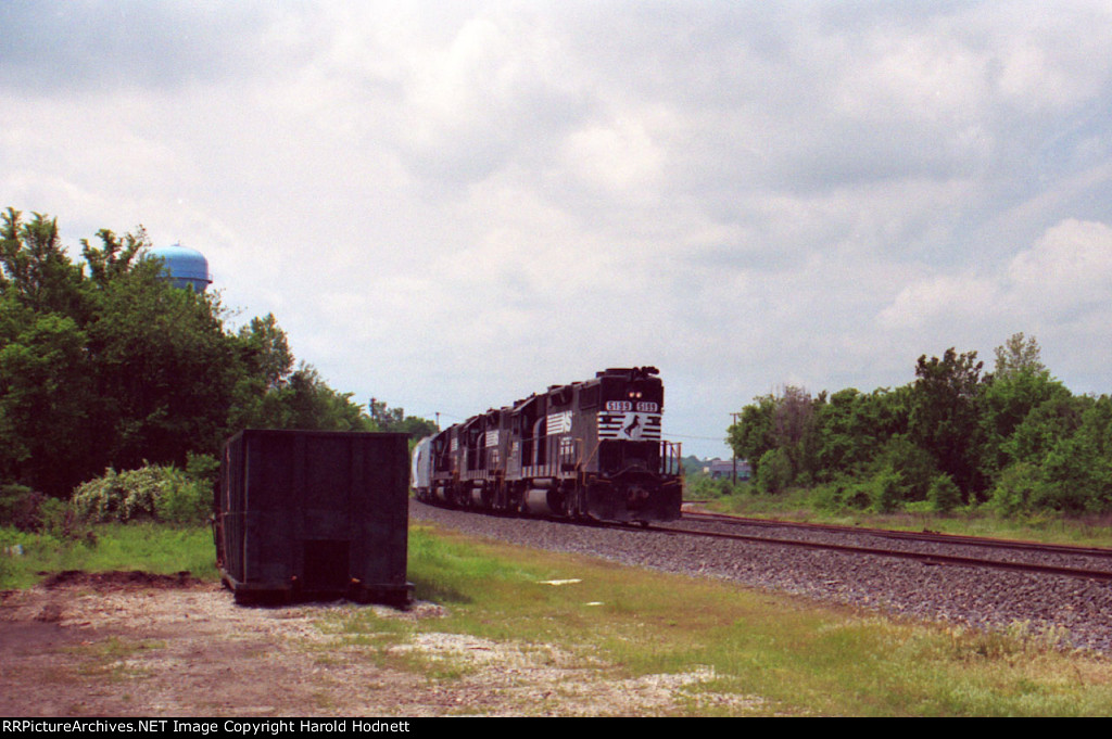 NS 5199 leads a northbound train